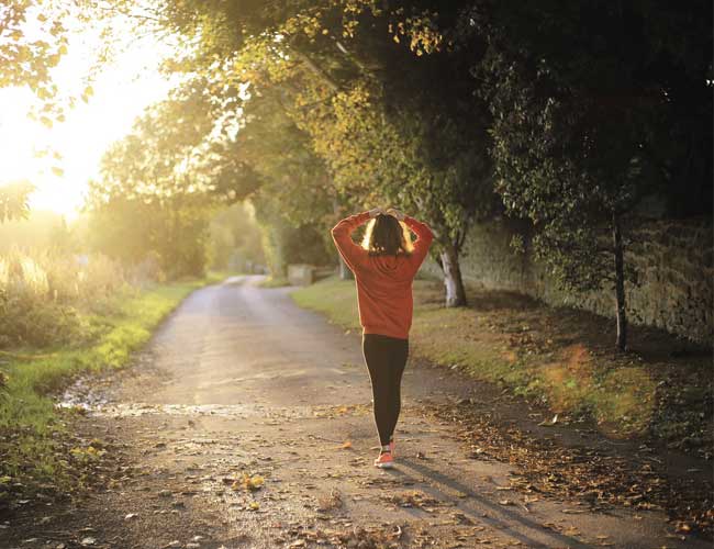 es bueno caminar con una hernia discal